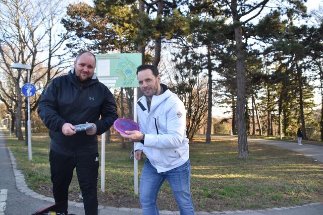 Die Favoritner Stefan Bauer (l.) und Mario Riemel beim Start des Disc-Golf-Parcours.  | Foto: Karl Pufler
