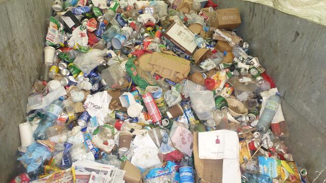 Typischer Restmüll vom Grazer Stadtpark. 
Der Fotograf hat sich erlaubt - einen Blick unter die Abdeckplane zu werfen... 
So ein  Foto sollte eigentlich nicht an die Öffentlichkeit gelangen - oder?