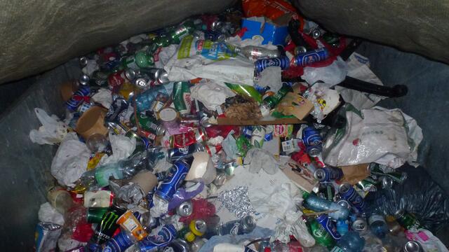 Typischer Restmüll vom Grazer Stadtpark. 
Der Fotograf hat sich erlaubt - einen Blick unter die Abdeckplane zu werfen... 
So ein  Foto sollte eigentlich nicht an die Öffentlichkeit gelangen - oder?