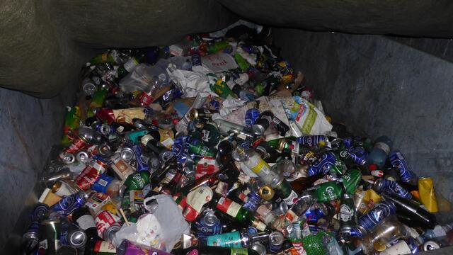 Typischer Restmüll vom Grazer Stadtpark. 
Der Fotograf hat sich erlaubt - einen Blick unter die Abdeckplane zu werfen... 
So ein  Foto sollte eigentlich nicht an die Öffentlichkeit gelangen - oder?