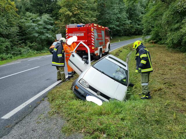 Die Feuerwehr Jabing war mit einer Fahrzeugbergung beschäftigt. | Foto: Feuerwehr Jabing