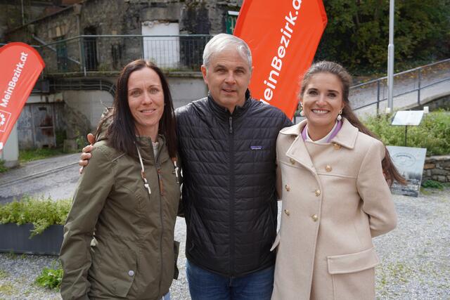 Lisa Loferer, Geschäftsführerin Kur- und Tourismusverband Bad Gastein (re.) mit Mitarbeiterin Rosi Hauser (li.) und Ronny Katsch, Wirt im Gasthaus Jägerhäusl in Bad Gastein und freier Mitarbeiter der BezirksBlätter Pongau.  | Foto: RegionalMedien Salzburg