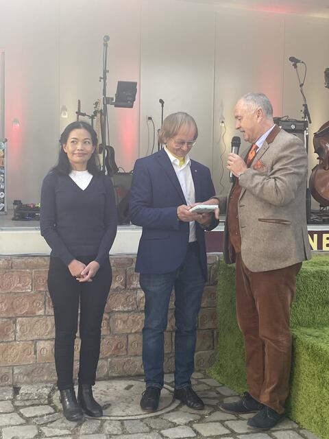 Der Meidlinger Bürgermeister Hans Stefan Hintner gratulierte Ernst Hrabalek zum 77er . | Foto: Mario Popp