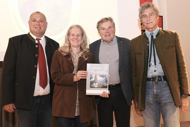 (v.l.n.r.) Vizebürgermeister Bernhard Haslacher, Monika Gschwandner-Elkins, Landesobman Diplom-Ingenieur Peter Fercher und Charles Elkins | Foto: Marktgemeinde Lurnfeld