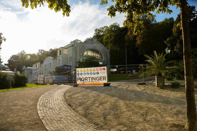 Für Bauareiten gibt es bis Februar 2023 Wegsperren rund um die Sommerarena im Kurpark Baden. | Foto: 2022psb/c.kollerics