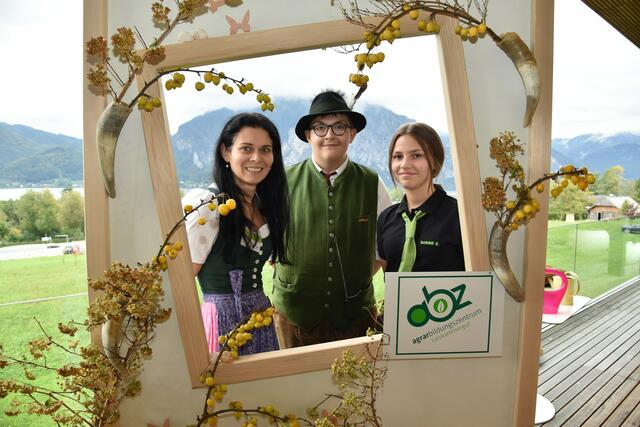 links: Fr. Direktor Ing. Mag. Elke Haitzinger mit Schülern