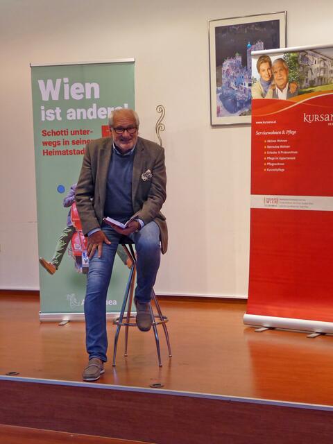 Michael Schottenberg stellte bei Kursana seinen neuesten Reiseroman "Wien für Entdecker" vor.  | Foto: Kursana