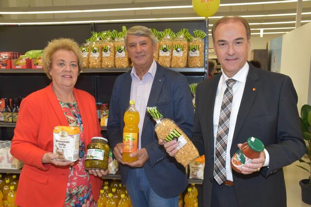 Volkshilfe-Präsidentin Verena Dunst, Bürgermeister Vinzenz Knor und Soziallandesrat Leonhard Schneemann (von links) im neuen Sozialmarkt. | Foto: Martin Wurglits
