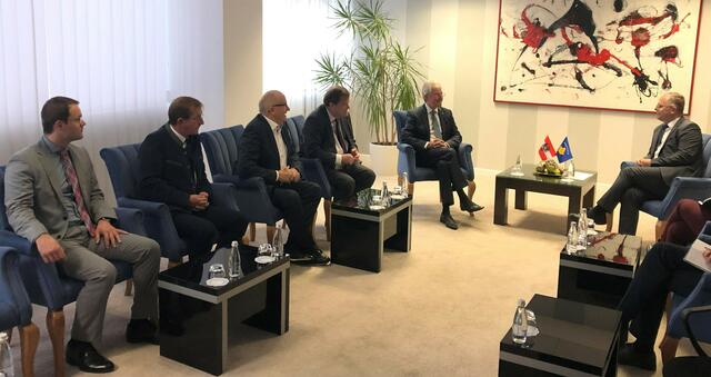 Ministerpräsidenten Besnik Bislimi (r.) informierte die niederösterreichischen Vertretern LAbg. Rene Pfister, LAbg. Dieter Dorner, Zweiten Präsidenten Karl Moser, Botschafter Christoph Weidinger und Landtagspräsidenten Karl Wilfing (v.l.) über den Dialog mit Serbien. | Foto: NÖ Landtag/Fuchs