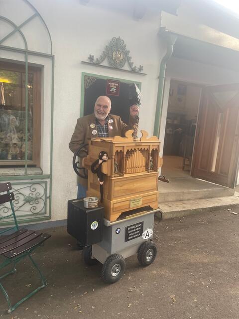 Natürlich wurde auf Hrabaleks Geburtstagsfeier auch mit der Drehorgel musziert. | Foto: Mario Popp