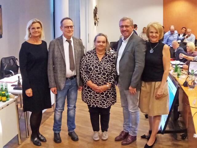 Karl Heinz Müller (2.v.l.) und Gabriele Frühwirth (M.) wurden als neue Gemeinderäte für die SPÖ angelobt. | Foto: Stadt Bruck