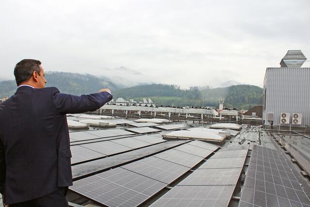 Centermanager Christian Trampus blickt über die 1.200 Photovoltaik-Paneele, die am Dach des Leoben City Shopping die Sonnenenergie einfangen.  | Foto: RegionalMedien Steiermark