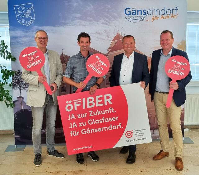 Stadtrat Wolfgang Halwachs, Bürgermeister René Lobner, Hartwig Tauber (Geschäftsführer öGiG), Michael Reutterer (Vertriebsleiter öGiG). | Foto: Stadtgemeinde Gänserndorf