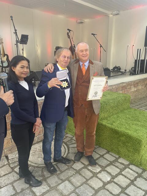 Der Meidlinger Bürgermeister Hans Stefan Hintner überreichte Ernst Hrabalek einen Orden. | Foto: Mario Popp