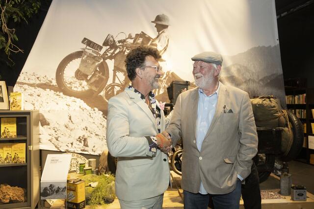 Der US-amerikanische Experte 
Paul d´Orleans und Peter Reisch, Sohn des legendären Tiroler Abenteurers, freuen sich über die Sonderausstellung in Gurgl. | Foto: Ötztal Tourismus / Markus Geisler