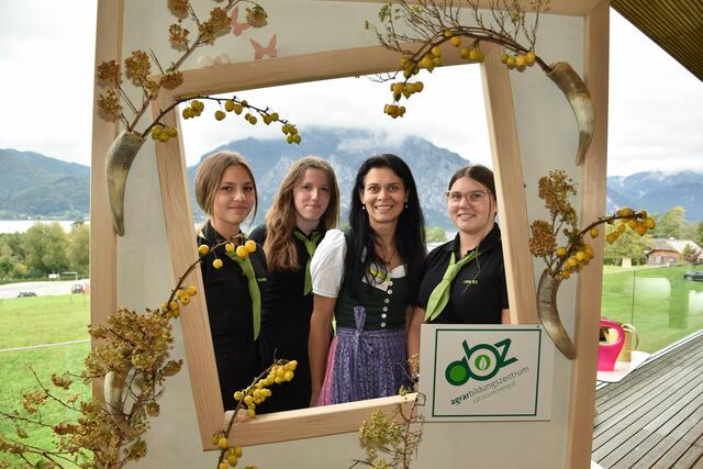 2. Von rechts: Fr. Direktor Ing. Mag. Elke Haitzinger mit Schülern