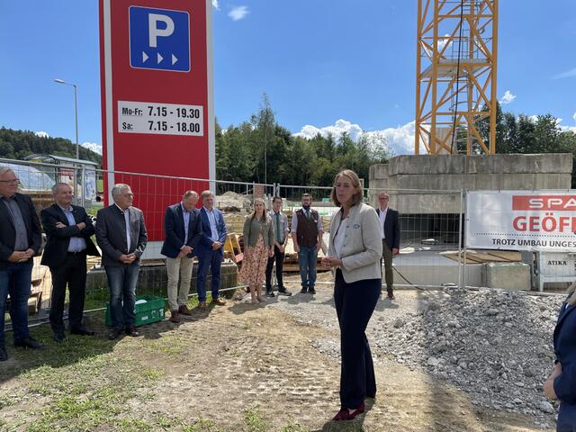 Das Projekt in Obertrum. Landesrätin Andrea Klambauer begrüßt die Schaffung von günstigen Mietwohnungen.  | Foto: Gertraud Kleemayr