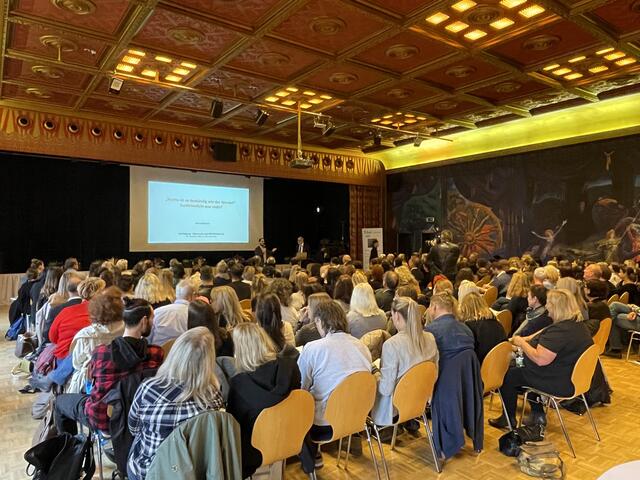 Knapp 190 Besucher holten sich die neuesten Informationen auf der Fachtagung der Drogenambulanzen.  | Foto: RegionalMedien Kärnten