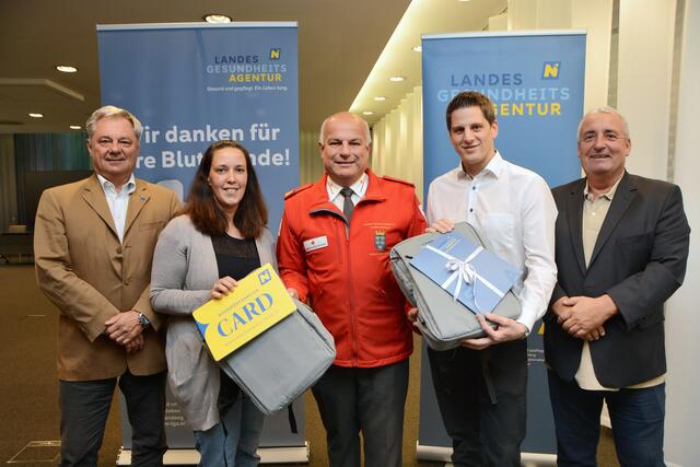 v.l. Dr. Markus Klamminger LGA, Gewinnerin NÖ Card Theresa Himmel, LRK-Stv. Johann Kaufmann, Rotes Kreuz, Gewinner Wellnessgutschein Jürgen Murtinger, Rudolf Köck, Blutbank St.Pölten | Foto: NÖ LGA 