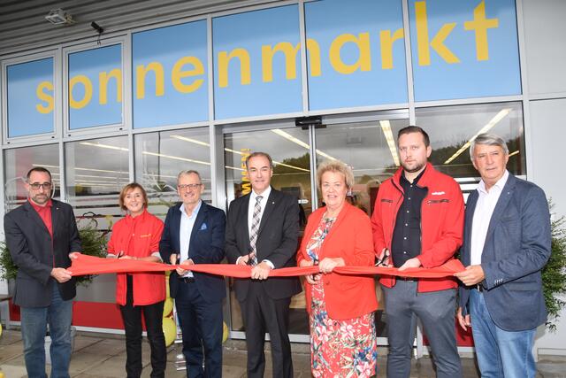 Referent Martin Stift, Filialleiterin Angelika Seldte, Projektleiter Ewald Schlaffer (Soziale Dienste), Soziallandesrat Leonhard Schneemann, Volkshilfe-Präsidentin Verena Dunst, Volkshilfe-Geschäftsführer Markus Kaiser, und Güssings Bürgermeister Vinzenz Knor (von links) eröffneten den Sozialmarkt. | Foto: Martin Wurglits