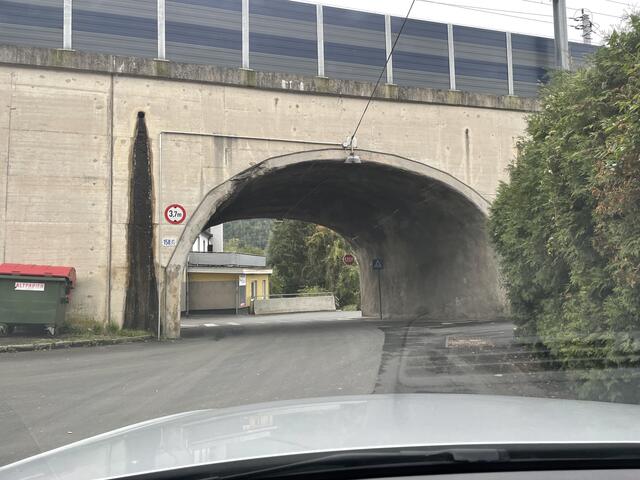 Die gleiche Kreuzung wenn man von der Kaltbachstraße kommt und in Richtung Stadt Bruck fahren möchte; in der Unterführung findet sich eine Stop-Tafel. | Foto: Kern