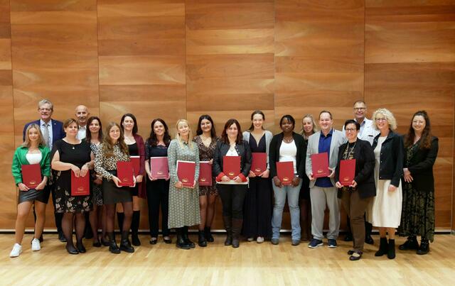 16 PflegefachassistentInnen und PflegeassistentInnen erhielten am St. Vinzenz Bildungszentrum in Zams ihre Diplome und Zeugnisse überreicht. Gratulationen kamen von Markus Maaß (Bezirkshauptmann Landeck), Bernhard Guggenbichler (GF Krankenhaus St. Vinzenz Zams), Prim. Ewald Wöll (Ärztlicher Direktor Krankenhaus St. Vinzenz Zams), Anneliese Flasch, (Direktorin BiZ) und Katharina Neurauter (Stv. Direktorin BiZ). | Foto: Krankenhaus St.Vinzenz Zams, BiZ/ Agentur Polak