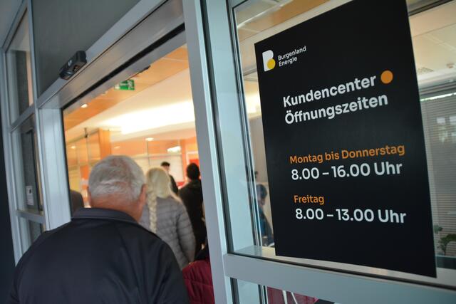 Viele Kundinnen und Kunden warteten am Freitagvormittag vor dem Kundencenter der Burgenland Energie in Eisenstadt. | Foto: Tscheinig