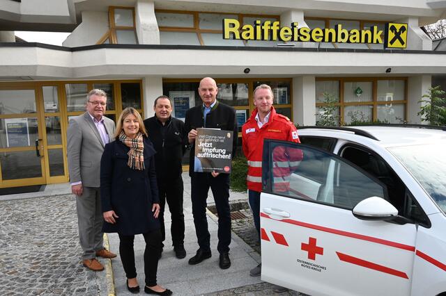 Direktor Christian Hager, Bezirkshauptfrau Elisabeth Leitner, Bürgermeister Bernhard Winkler-Ebner, LAbg. Bgm. Christian Dörfel, Bezirksrettungskommandant Alexander Kaineder (von links) | Foto: Raiffeisen Forum Kirchdorf, Kolm
