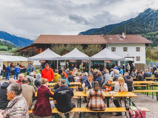 Trotz des frischen Herbstwetters fanden zahlreiche Gäste den Weg nach Prutz. | Foto: MK Prutz