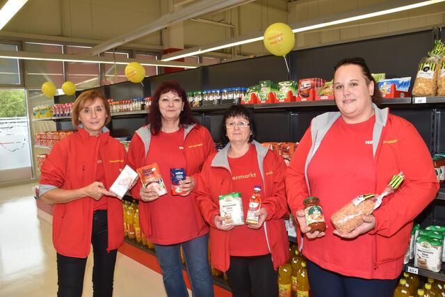 Im Sozialmarkt arbeiten außer Filialleiterin Angelika Seldte noch Gerlinde Kodric, Roswitha Weidinger und Dominique Raber (von links). | Foto: Martin Wurglits