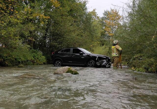 Das Fahrzeug landete mitten in der Weißache in Scheffau. | Foto: ZOOM.Tirol