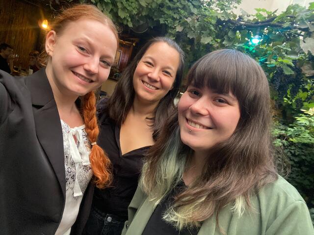 Mel Eidler (r.), Bibi Gasser (M.) und Steffi Grötz halten ihre Sprechstunden in der "Jetzt Bar" ab. | Foto: SPÖ 17