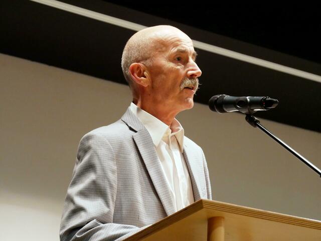 Dipl. KH-Bw. Bernhard Guggenbichler, der Geschäftsführer des Krankenhauses St. Vinzenz, gratulierte den neuen Pflegekräften und ermutigte sie auch in Zukunft Weiter- und Fortbildung in Anspruch zu nehmen. | Foto: Krankenhaus St.Vinzenz Zams, BiZ/ Agentur Polak