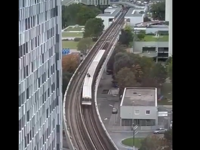 Ein Video zeigt zwei Jugendliche beim "Bahnsurfen" im 22. Bezirk. | Foto: Screenshot Reddit