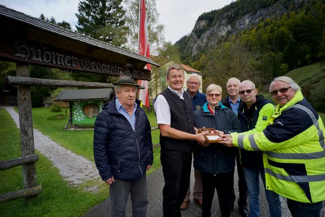 Übergabe der Siegel mit Familie Alphons und Alfred Tiefenbacher an Bürgermeister Michael Streif bei der Humber-Gedächtnisstätte in Naßwald.