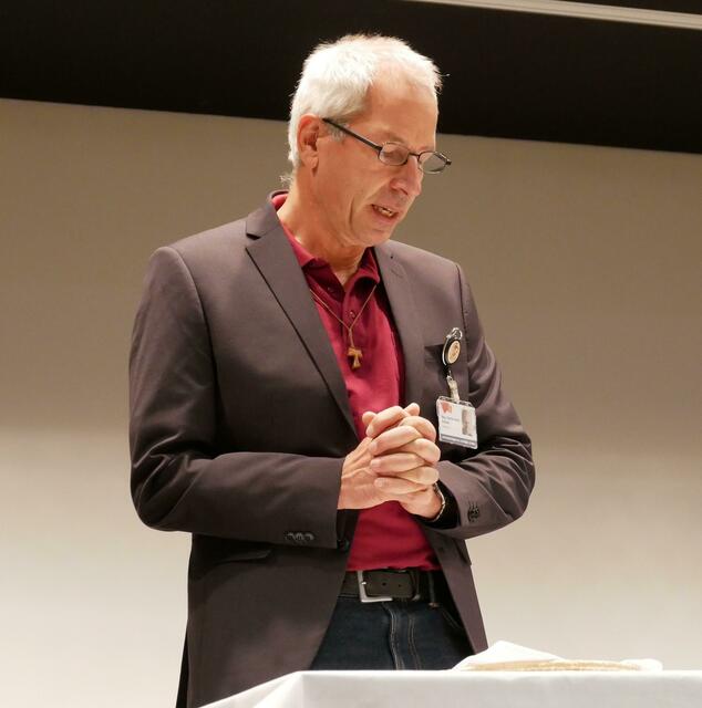 Mag. Thomas Raggl-Schäuble, Seelsorge Krankenhaus Zams, übernahm die Segnung der Berufsbroschen. | Foto: Krankenhaus St.Vinzenz Zams, BiZ/ Agentur Polak