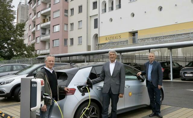 Tourismusmanager Harald Popofsits, Bgm. Vinzenz Knor und Stadtamtsleiter Gustav Glatter (von links) überzeugen sich von der Funktionalität der Ladestation. | Foto: Gemeinde Güssing
