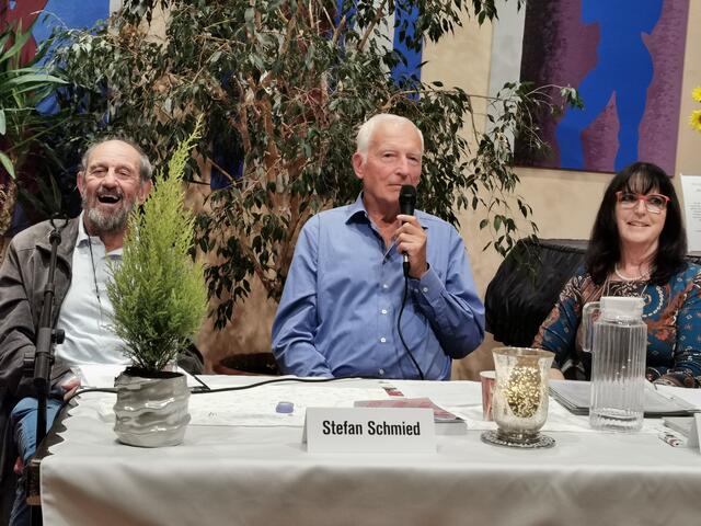 Willi Gürtler mit einem Veranstaltungshinweis der Gemeinwohl-Bürgergruppe Gratwein-Straßengel, die er leitet | Foto: Hermine Arnold
