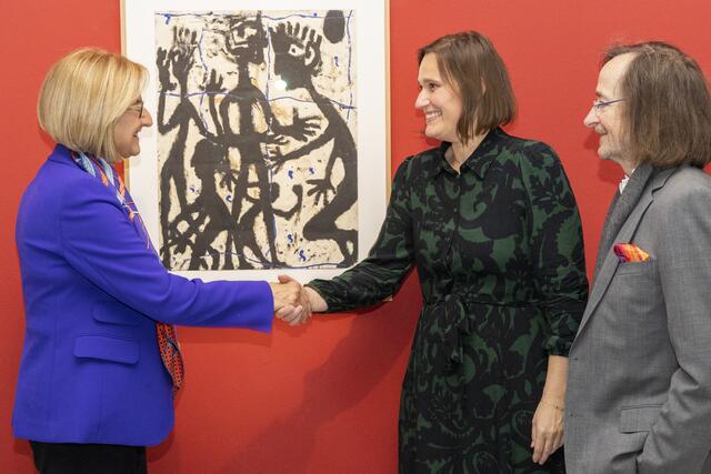 Landeshauptfrau Johanna Mikl-Leitner gratuliert der neuen Leiterin, Nina Ansperger, Johann Feilacher | Foto: Theo Kust