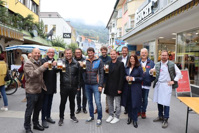 17. Geburtstag des Landecker Frischemarktes: Obmann Thomas Wieskopf, Bgm. Herbert Mayer, Vizebgm. Thomas Hittler, TVB-Obmann Konrad Geiger, Vizebgm. Mathias Niederbacher, Talkesselmanager Florian Schweiger, Stadtrat Philipp Pflaume, Christian Winkler, TVB-GFin Simone Zangerl, Richard Reinalter und Bernhrad Gosch (v.l.). | Foto: Othmar Kolp