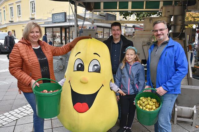 Claudia Weinbrenner, Alexander Jandl (im Birnenkostüm), Stefan Jandl, Katharina Jandl und Michael Hülmbauer finden die Aktion super | Foto: Sabine Weigl