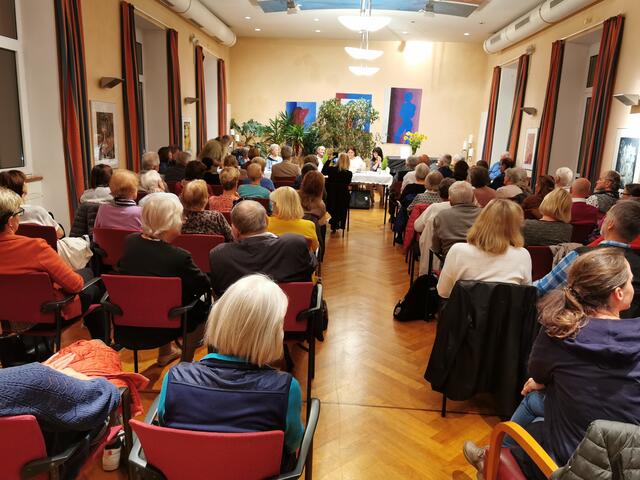 Der Veranstaltungssaal der Parkresidenz war bis auf den letzten Platz besetzt. | Foto: Hermine Arnold