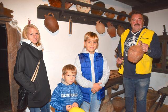 Stefan Fandl führte Familie Kugler aus Strem durchs Weinmuseum Moschendorf. | Foto: Martin Wurglits