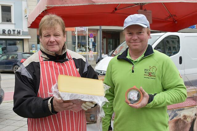 Franz Remete und Josef Buder verkaufen Käse und Gutes vom Wagyu Rind | Foto: Sabine Weigl