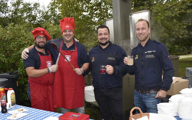 Die Feuerwehr Völkermarkt sorgt für ein Herbstfest mit Sturm, Maroni, Ritschert und Gulasch im Bürgerlustpark : Die "Chefköche" Michael Korak und Ronald Nedwed, Kommandant Benjamin Hanschitz und Kommandant-Stellvertreter Armin Eberle (von links) | Foto: RegionalMedien