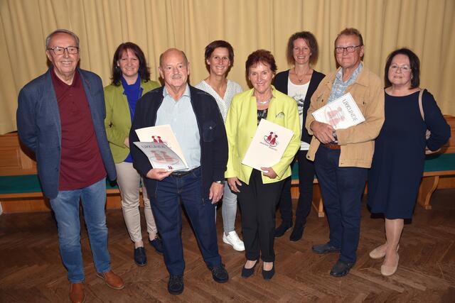 Großes Ehrenzeichen v. Amateurtheater OÖ für Franz Kastenhofer, Edeltraude Palmetshofer und Franz Payreder (mit Urkunden) mit Walter Gumpenberger, Barbara Payreder, Monika Kastner, Waltraud Kurzmann und Heidi Gumpenberger. | Foto: Zinterhof