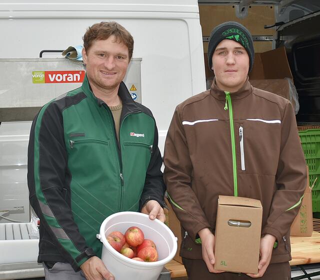 Anton und Florian Pfaffeneder pressen aus den Äpfel und Birnen der Amstettner den Saft | Foto: Sabine Weigl