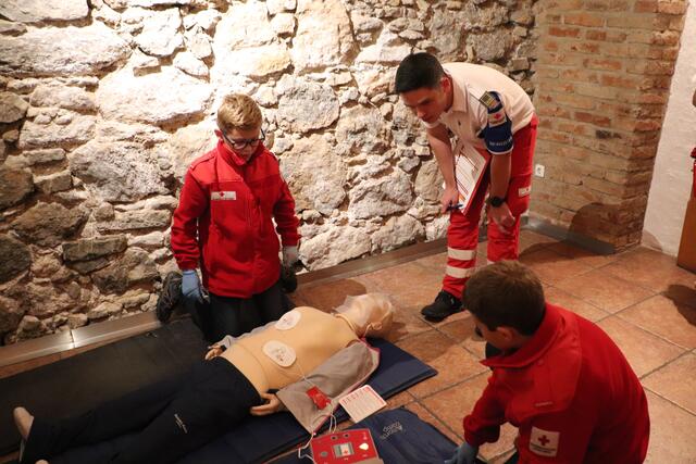 Der Kulturkeller Kalsdorf einmal anders: Hier wurde Wissen und Können um die Ersthilfe demonstriert | Foto: Edith Ertl