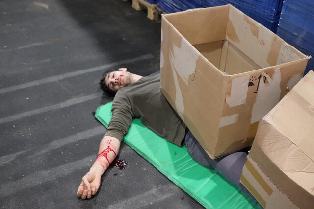 Bei einem simulierten Arbeitsunfall fielen Paletten auf einen Mitarbeiter und verletzten ihn schwer. | Foto: Edith Ertl