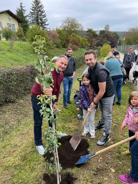 Jede Familie hilft beim Pflanzen | Foto: MG. Gablitz
